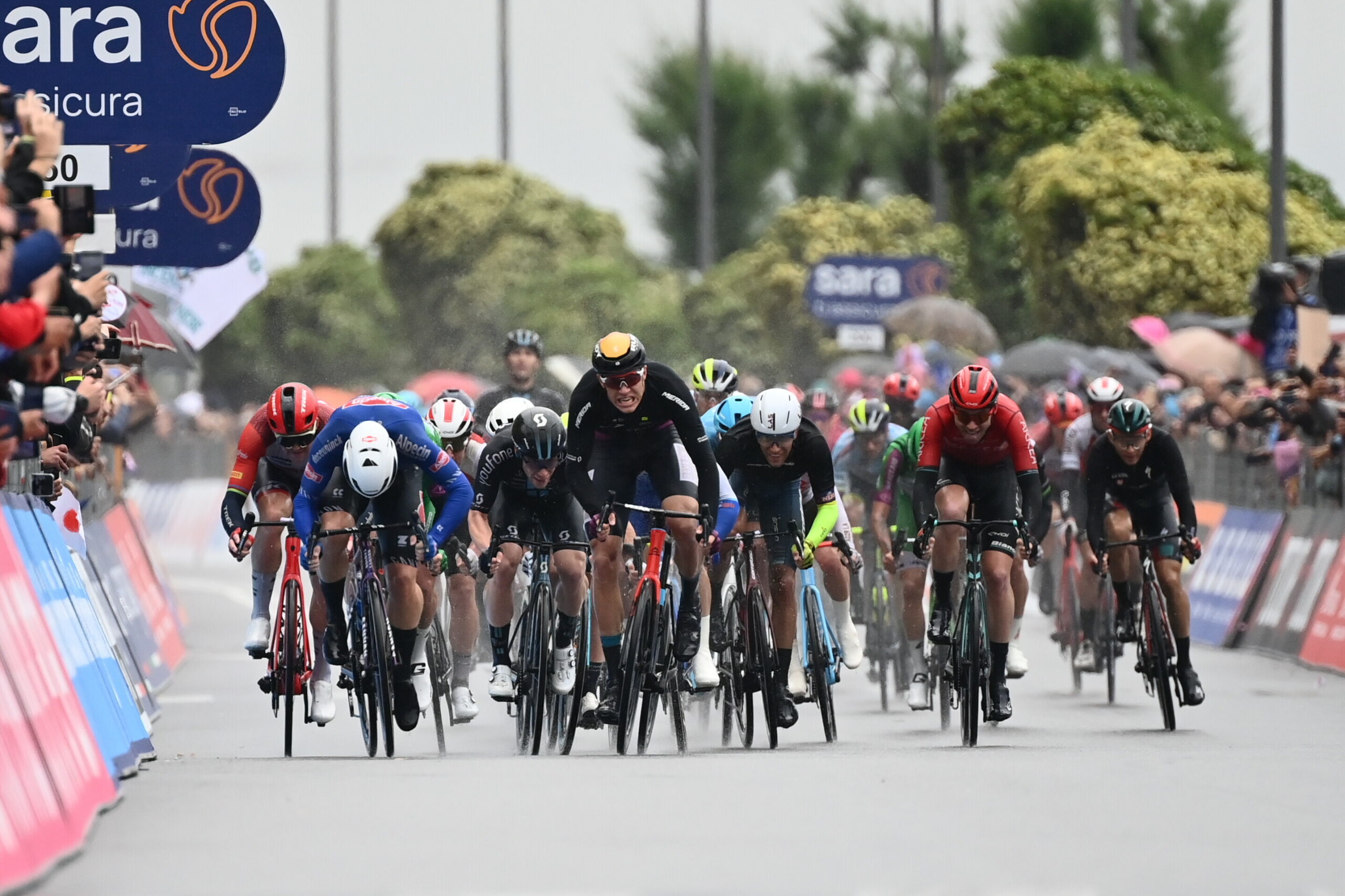 Kaden Groves, en el centro, ganó la quinta etapa del Giro de Italia. Foto: Giro