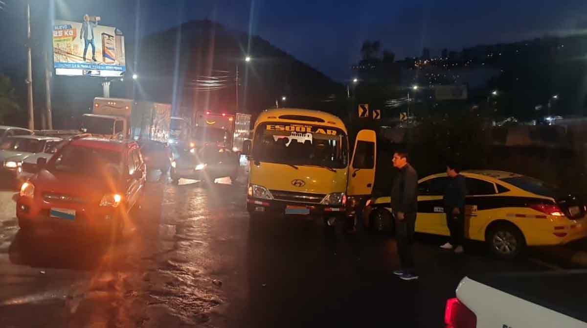 En el sector de Guápulo se registró un siniestro de tránsito la madrugada de este jueves, 25 de mayo de 2023. Foto: Twitter AMT