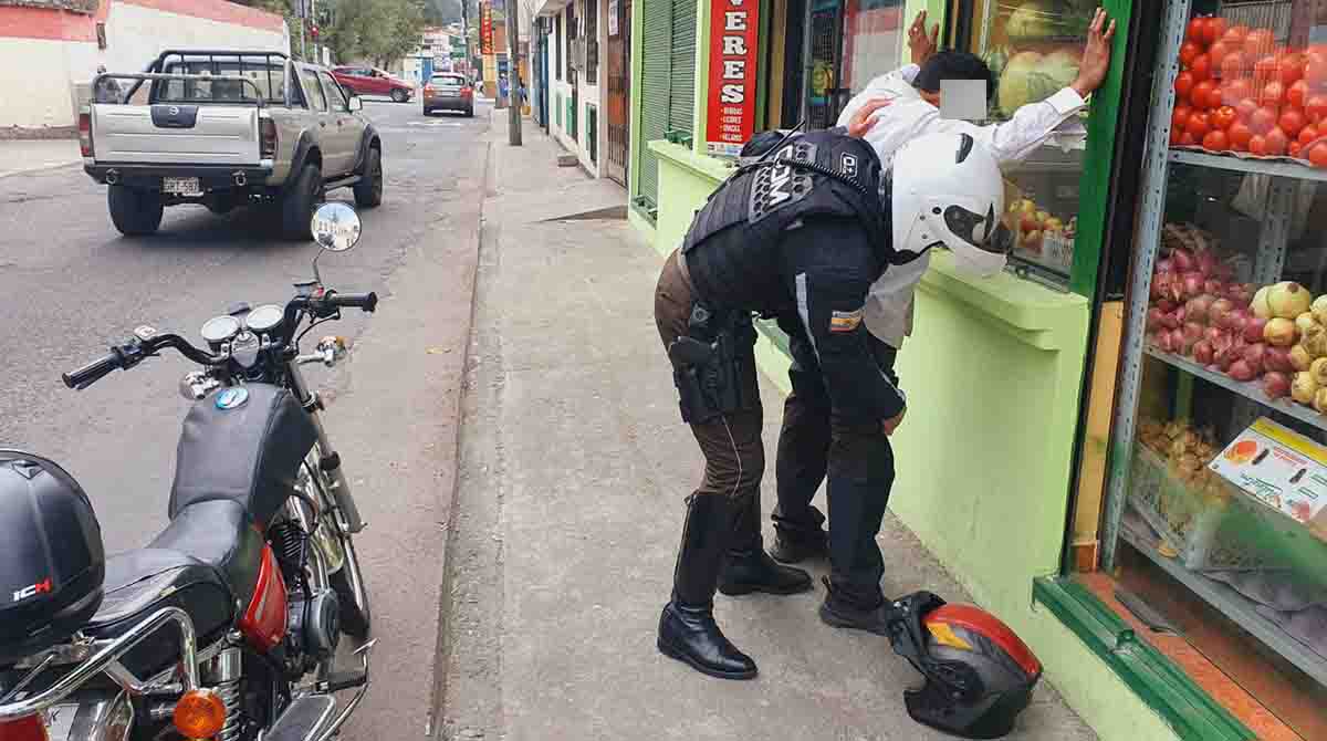 Imagen referencial. La Policía Nacional detuvo a un hombre que se transportaba en moto por tenencia ilegal de arma de fuego. Foto: Twitter Policía Ecuador