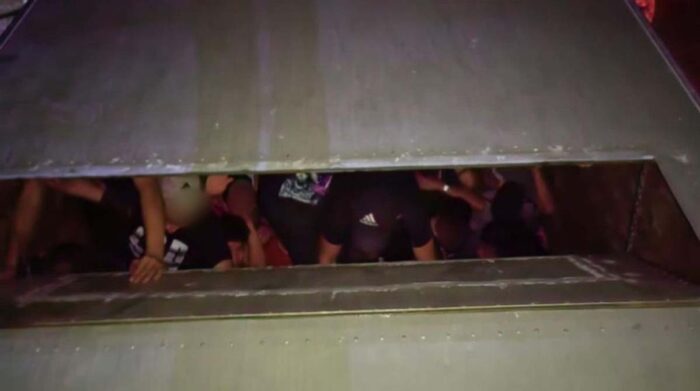 13 ecuatorianos están dentro de un grupo de 175 migrantes hallados en un camión en México. Foto: @INAMI_mx