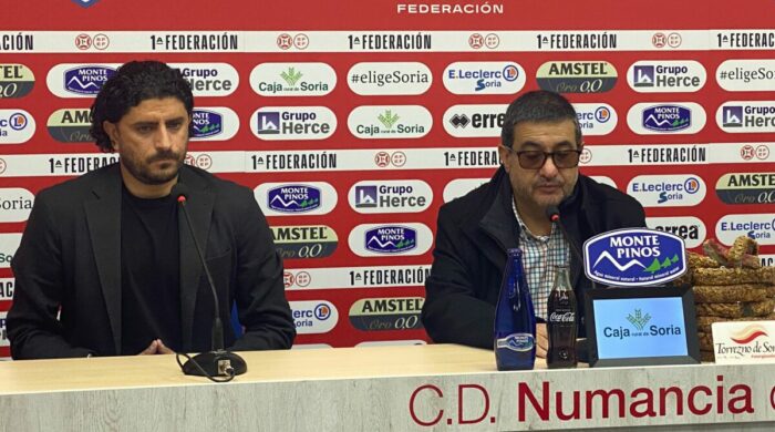 Rubén Andrés, director deportivo, y Santiago Morales, presidente del Numancia, participaron en una rueda de prensa. Foto: CD Numancia