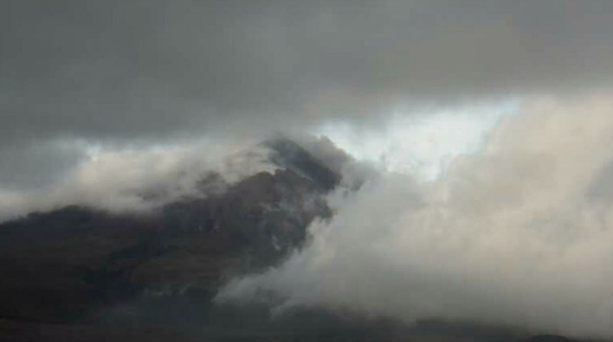 El volcán Cotopaxi amanece con la esmión de gases y ceniza este 31 de mayo de 2023. Foto: Twitter