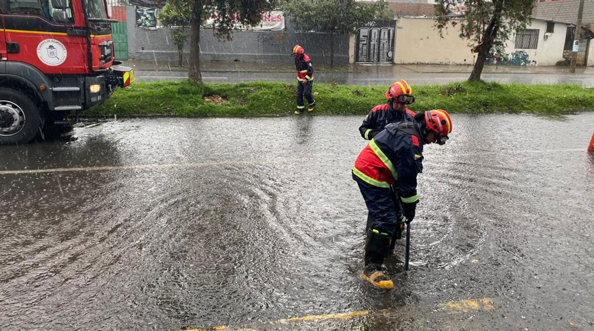 En el barrio La Gatazo, el Cuerpo de Bomberos de Quito intentaba drenar el agua que se acumuló por la fuerte lluvia en el sur de Quito. Foto: Twitter Bomberos Quito