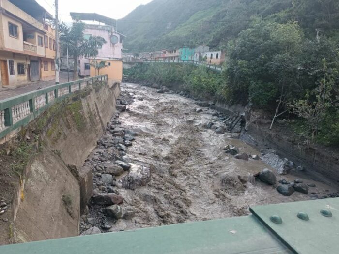 El caudal del río Chanchán puso en peligro las viviendas de esta parroquia del cantón Alausí, en Chimborazo. Fotos: Cortesía Junta Parroquial de Huigra