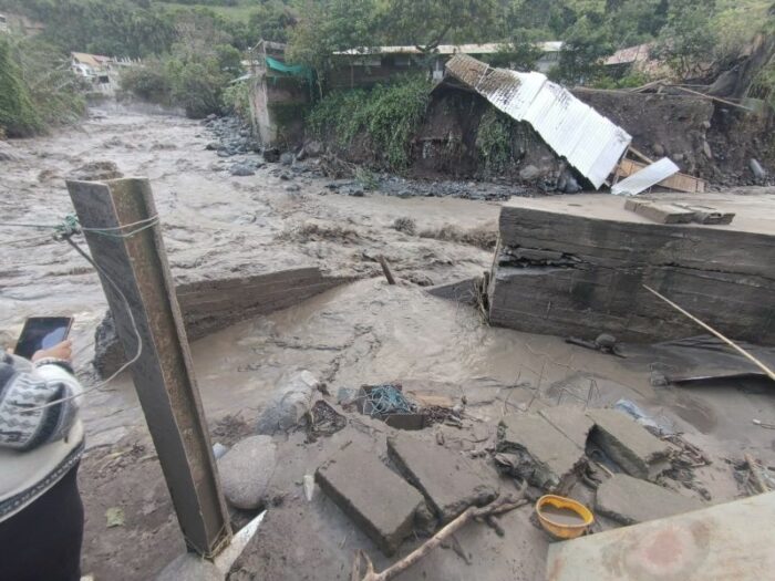 25 familias se niegan a evacuar, sus casas podrían desplomarse en Huigra