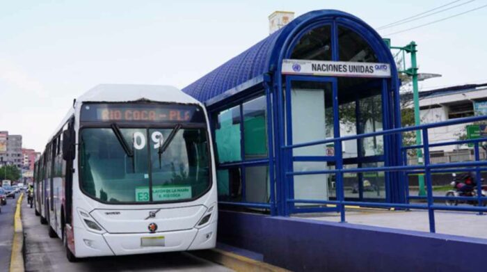 Por el partido El Nacional vs. Barcelona, la Ecovía ofrecerá el servicio de biarticulados hacia el norte y sur de Quito. Foto: Cortesía