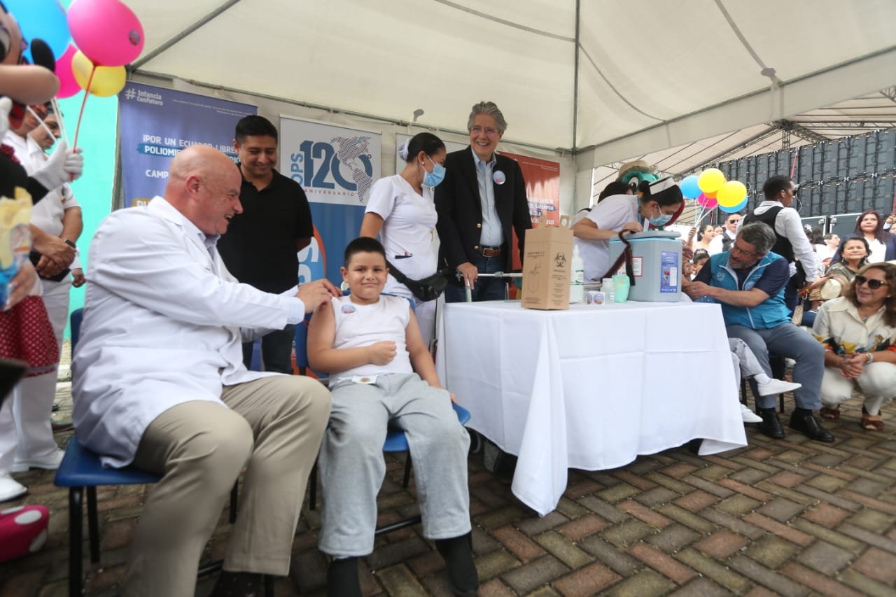 Lasso y Borrero encabezaron lanzamiento de campaña de vacunación a menores de edad. Foto: Presidencia de Ecuador.