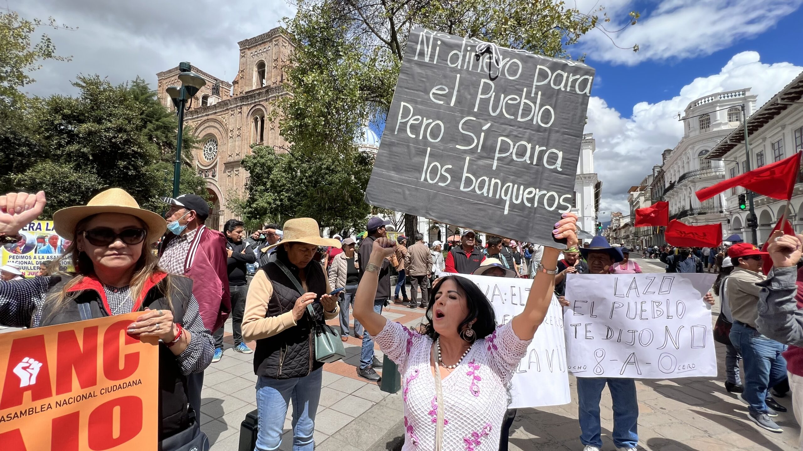 Lorena Carrión participó este lunes 1 de mayo en la marcha por el Día del Trabajador en Cuenca. Fotos: Lineida Castillo / EL COMERCIO