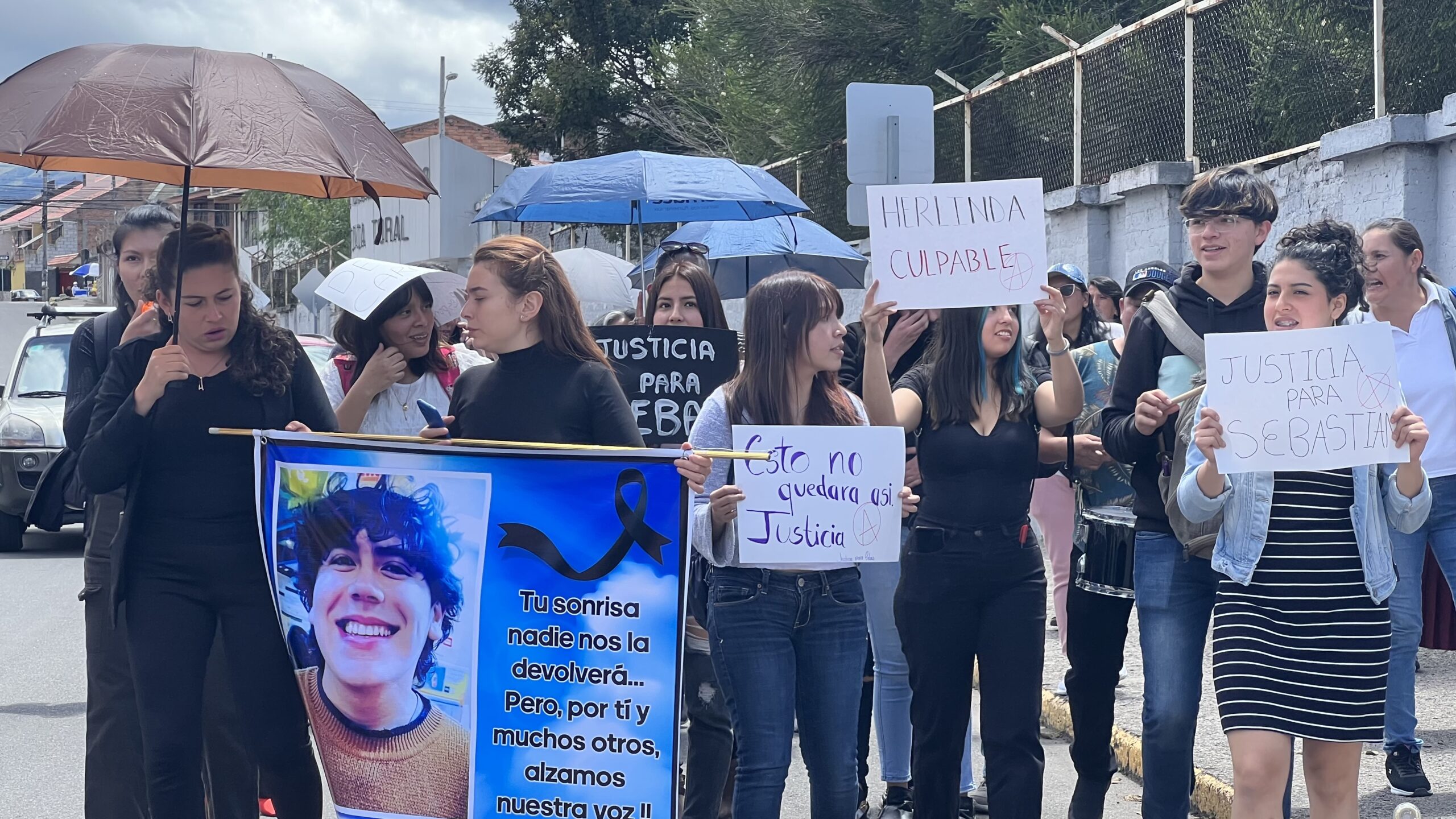 Estudiantes y padres de familia participaron en plantón por el suicidio de un estudiante. Denuncian vejámenes de maestros. Foto: Lineida Castillo / EL COMERCIO