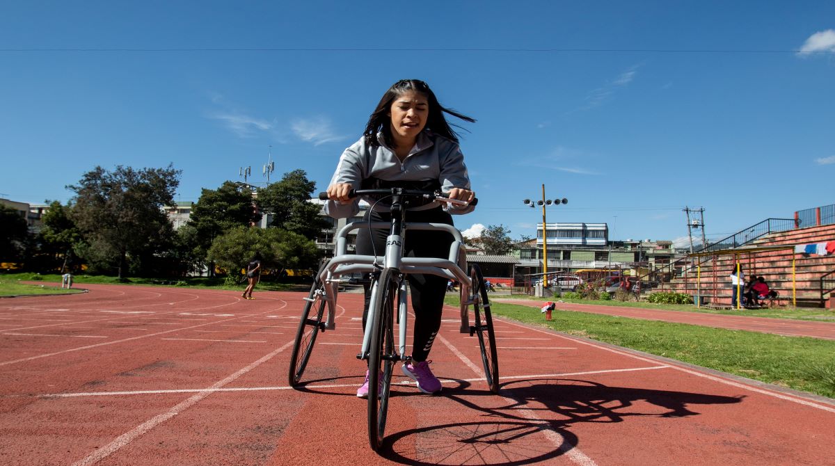 Irene Valarezo, con parálisis cerebral, impulsa el atletismo adaptado en Ecuador. Foto: Carlos Noriega / El Comercio