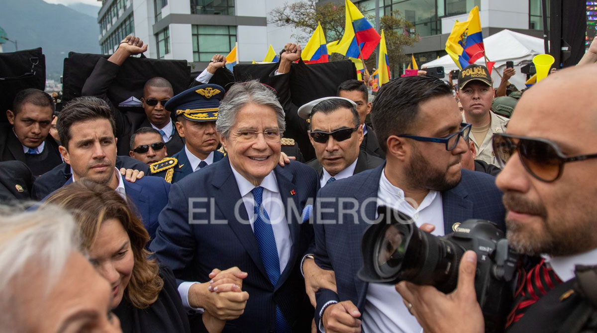 El presidente de Ecuador, Guillermo Lasso, llegó a la Asamblea con un fuerte resguardo de seguridad y rodeado por los asambleístas oficialistas. Foto: Carlos Noriega/ EL COMERCIO