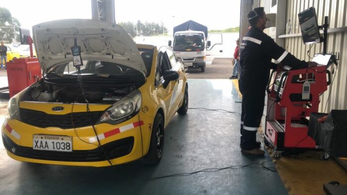 Al menos 150 vehículos son revisados en el Centro de Revisión Técnica Vehicular que funciona en el cantón Salcedo, en Cotopaxi. Foto: Cortesía