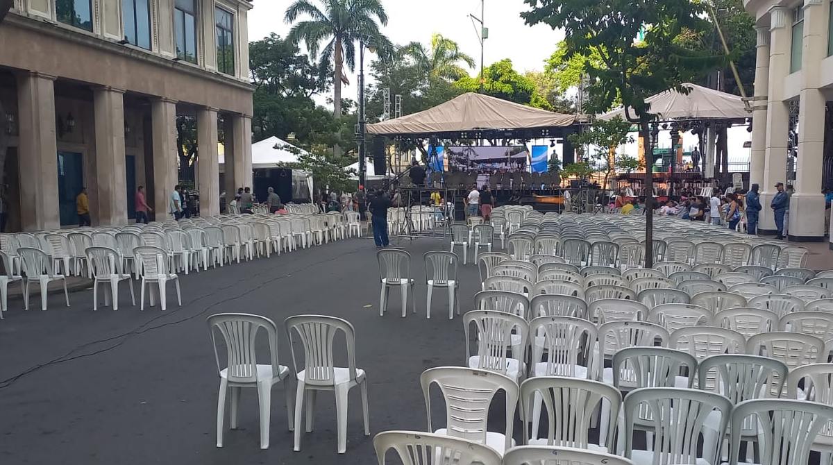 El equipo de la prefecta Marcela Aguiñaga realizó un ensayo de la ceremonia la tarde de este sábado 13 de mayo del 2023. La tarima se instaló en la avenida Malecón Simón Bolívar, centro de Guayaquil. Cortesía