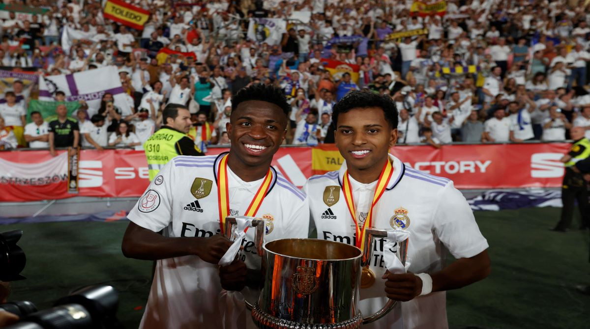 Vinícius Júnior (izq.) y Rodrygo Goes posan con el trofeo que fue entregado por Felipe VI tras vencer 2-1 a Osasuna en la final de la Copa del Rey. Foto: EFE
