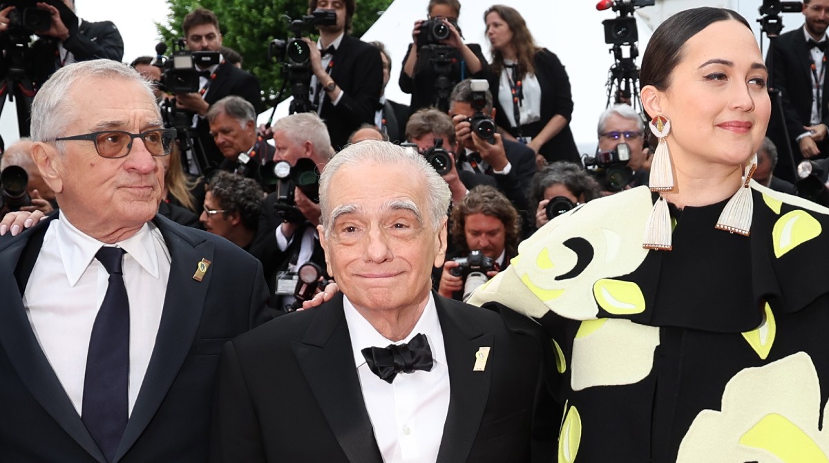 El director Martin Scorsese junto a Robert De Niro y Lily Gladstone, protagonistas del filme que presentó en Cannes. Foto: EFE