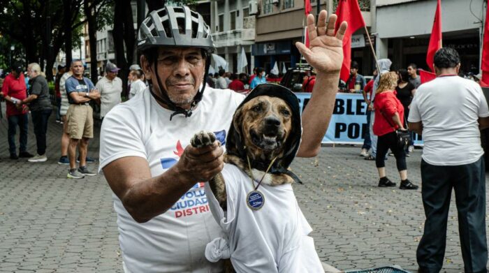 En Guayaquil, algunas mascotas también hicieron parte de la movilización. Foto: Comité por la Defensa de los Derechos Humanos 