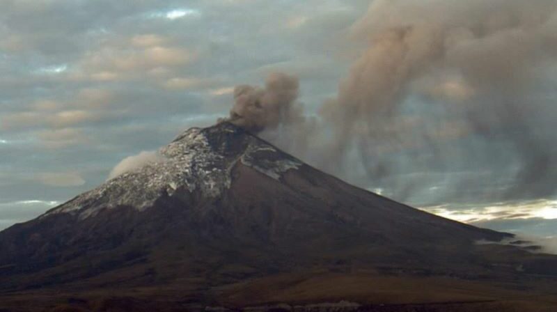 La actividad en el volcán Cotopaxi Se mantiene de moderada a baja con emisiones de vapor con ceniza. El domingo se reportó la caída de ceniza en varias comunidades de la zona. Fotos Cortesía Instituto Geofísico