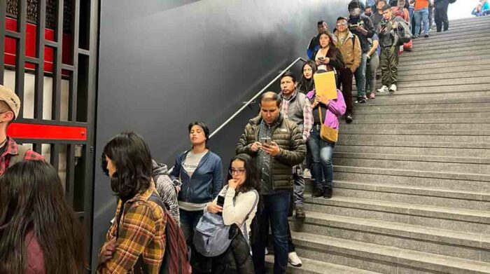 Usuarios del Metro de Quito se encontraron con las puertas cerradas de varias estaciones este jueves, 4 de mayo de 2023. Foto: Patricio Terán / EL COMERCIO