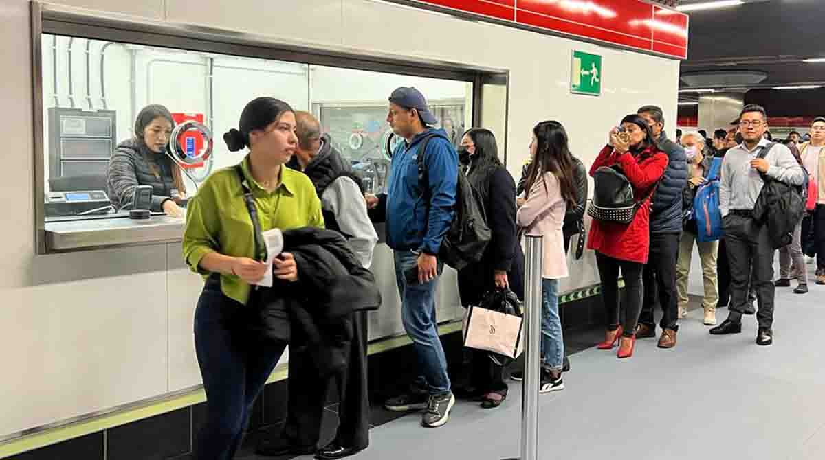 Largas filas se formaron en las boleterías de las estaciones del Metro de Quito. Foto: Patricio Terán / EL COMERCIO