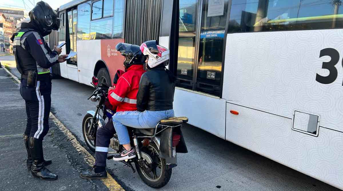 En menos de dos horas fueron sancionados 20 condutores por invadir el carril exclusivo del Trolebús en Quito. Foto: Patricio Terán / EL COMERCIO