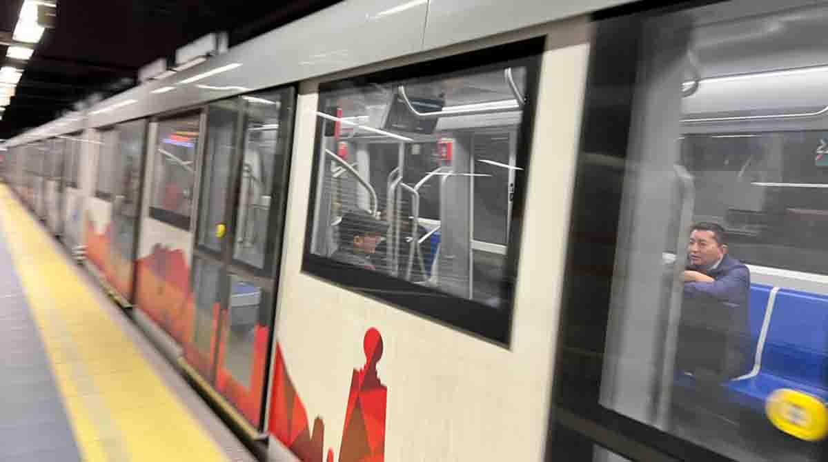 Un pasajero activó una palanca de emergencia en un tren del Metro de Quito y provocó que todo el sistema se detenga. Foto: Patricio Terán / EL COMERCIO