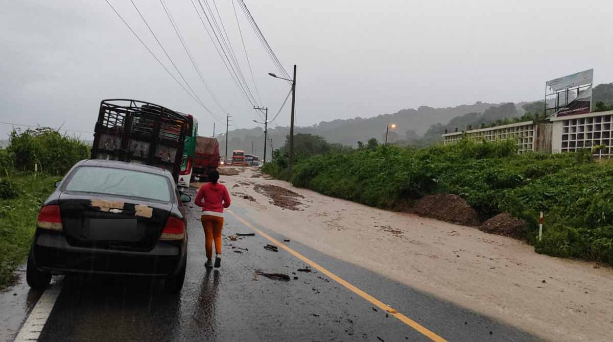 La vía de ingreso al cantón Rioverde quedó anegada de agua por la fuerte lluvia que cayó este martes, 9 de mayo de 2023. Foto: ECU 911