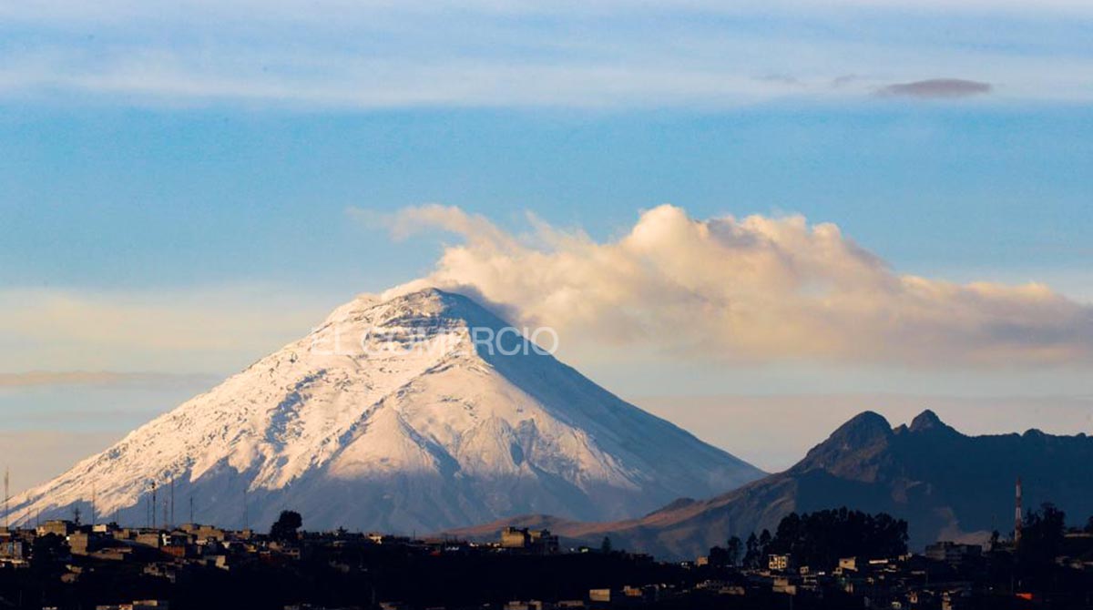 El cielo despejado dejó ver la cumbre del volcán Cotopaxi cubierto por nieve. Foto: Patricio Terán / EL COMERCIO