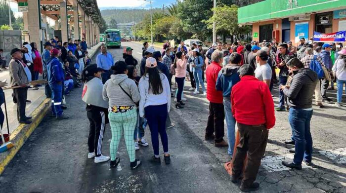 Una protesta se registró en el interior de la estación Río Coca de la Ecovía por la pugna entre rutas que ofrecen su servicio en el lugar. Foto: Patricio Terán / EL COMERCIO