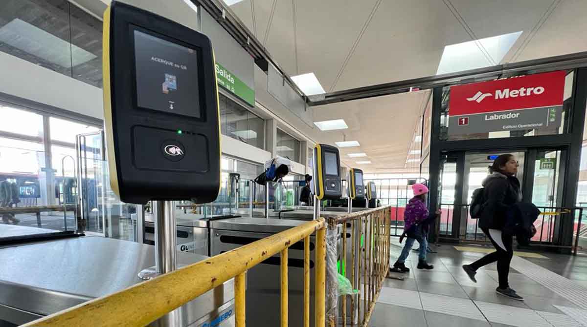 Usuarios del Metro de Quito se encontraron con vallas en los accesos que impedían el paso en la estación El Labrador. Foto: Patricio Terán / EL COMERCIO