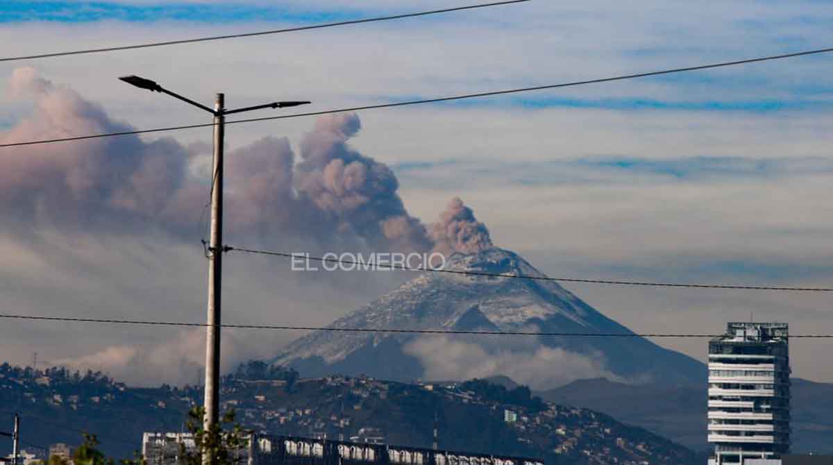 Nube de ceniza del volcán Cotopaxi alcanza los 1 000 metros sobre el nivel del cráter este viernes, 12 de mayo de 2023. Foto: Patricio Terán / EL COMERCIO