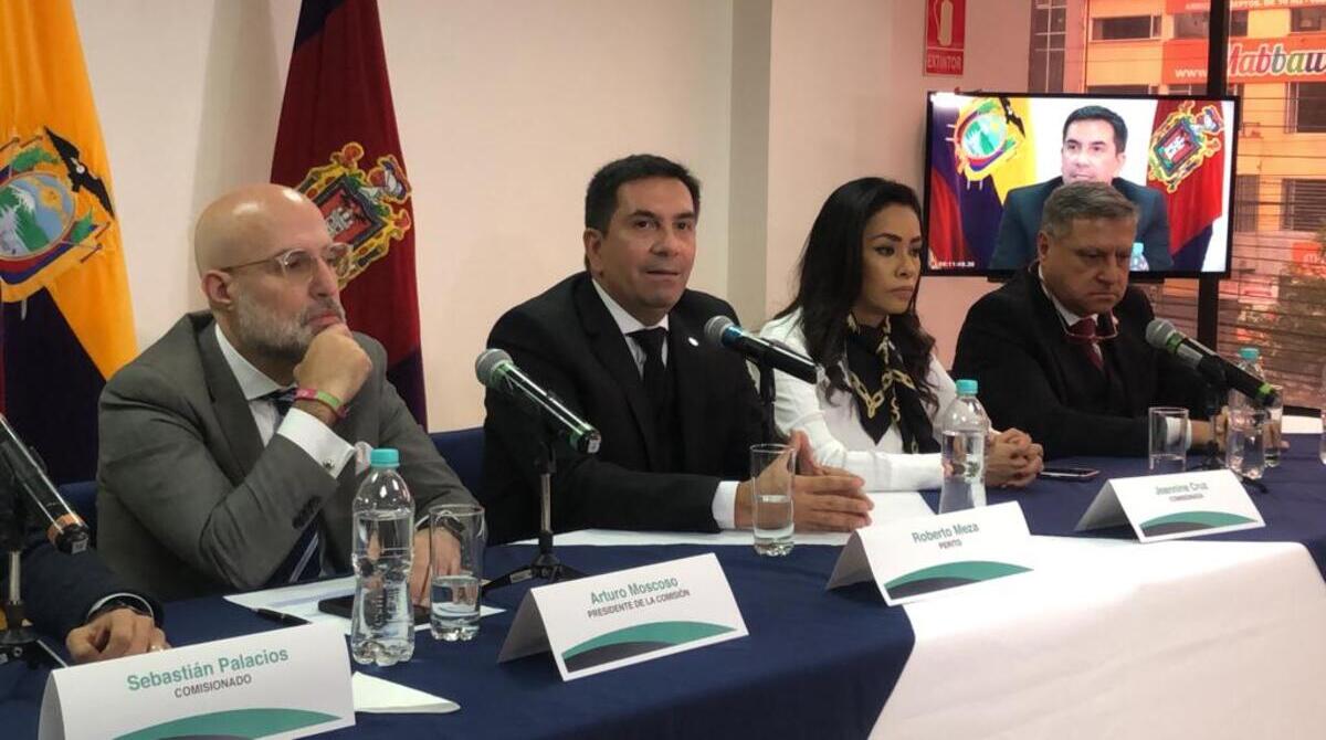 El perito Roberto Meza (centro) está a cargo de la reconstrucción del tercer informe sobre el caso Gabela. Foto: El Comercio