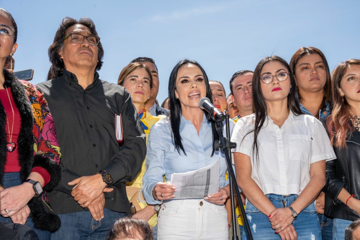 Marcela Holguín (centro) ahora exjefa del bloque de UNES, caracterizó a la Muerte Cruzada como un triunfo del juicio político. Foto: Carlos Noriega
