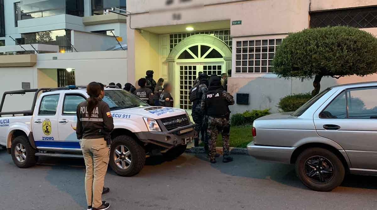La vivienda de Pedro Merizalde fue allanada lal madrugada de este viernes, 19 de mayo de 2023, por el presunto lavado de activos en el caso Odebrecht. Foto: Twitter Fiscalía Ecuador
