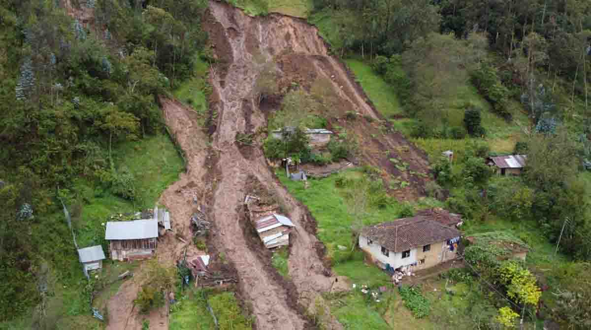 El deslizamiento que se registró la noche del viernes, 26 de mayo, en Cuenca dejó 34 personas afectadas. Foto: Cortesía Municipio de Cuenca