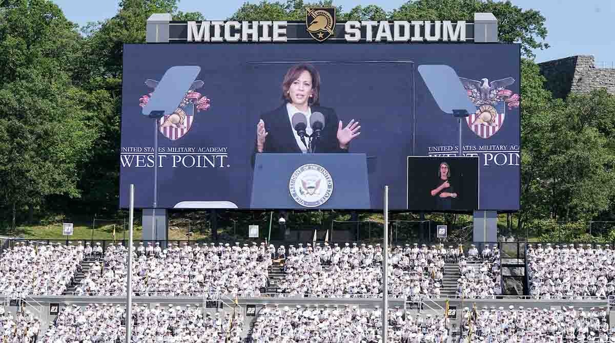 La vicepresidenta de Estados Unidos, Kamala Harris, se convirtió en la primera mujer en pronunciar el discurso de graduación en la academia militar de West Point. Foto: Twitter