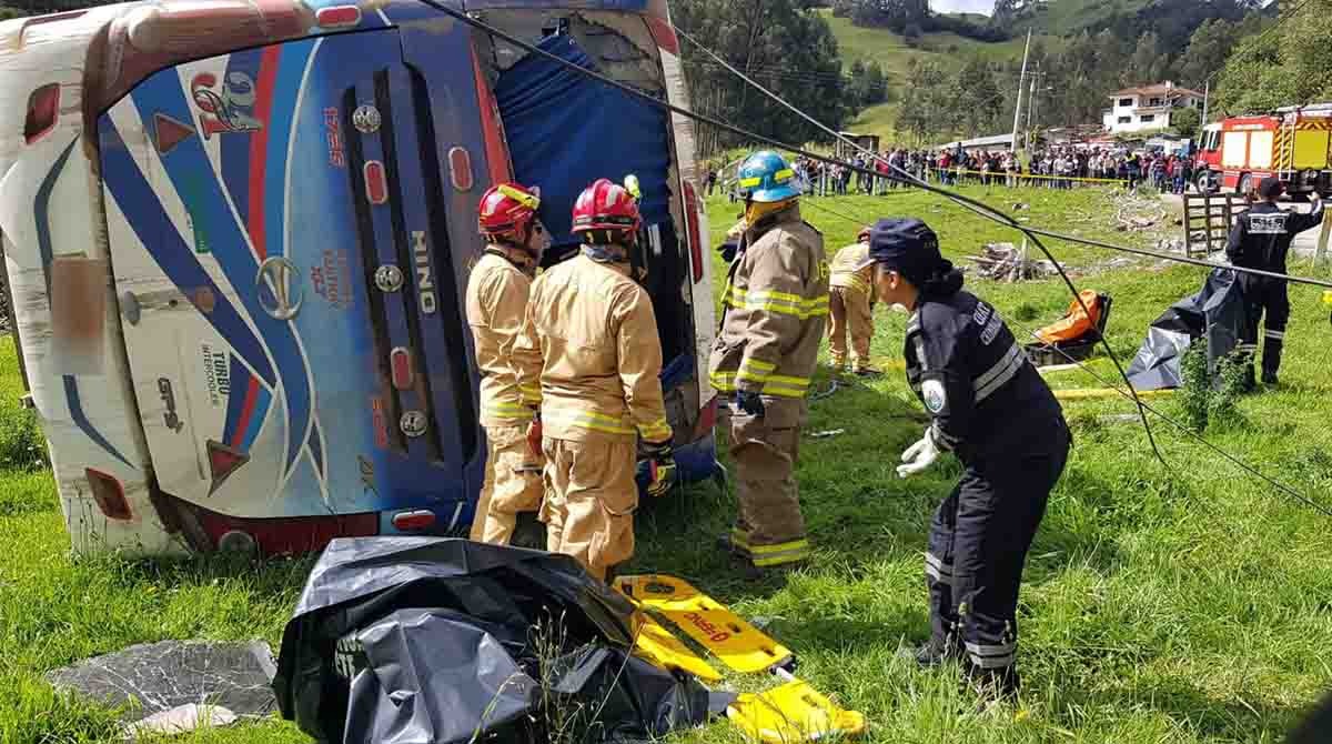 Dos personas fallecieron y otras 12 resultaron heridas en el volcamiento de un bus intercantonal en Cuenca. Foto: Twitter Bomberos Cuenca