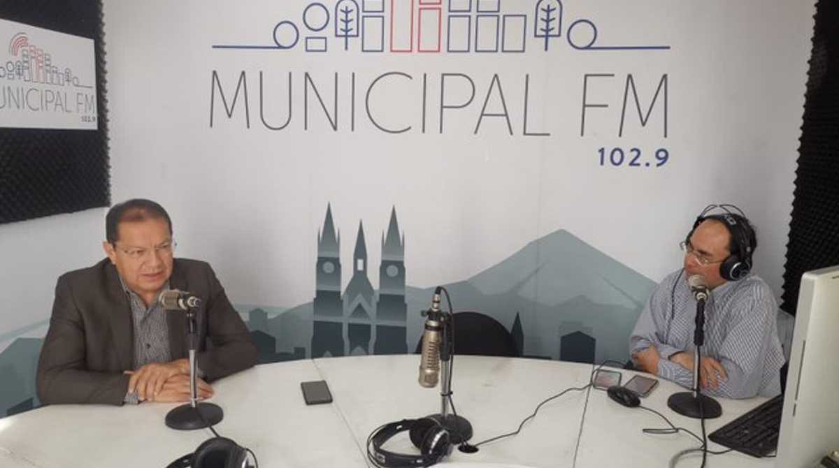 El alcalde Santiago Guarderas durante la entrevista radial de este viernes 5 de mayo de 2023. Foto: Cortesía Twitter Municipio de Quito