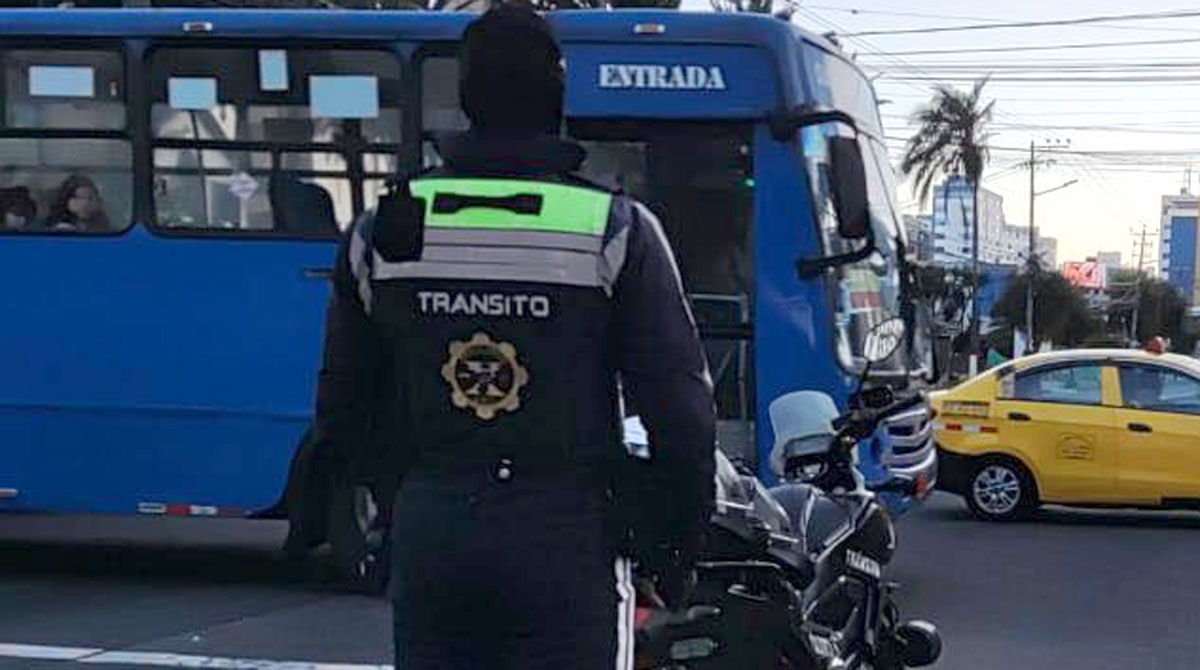 Imagen referencial. Agentes de la AMT controlaban el paso de los vehículos en la av. Amazonas, por la aglomeración de personas frente al Ministerio de Educación, norte de Quito. Foto: Facebook AMT