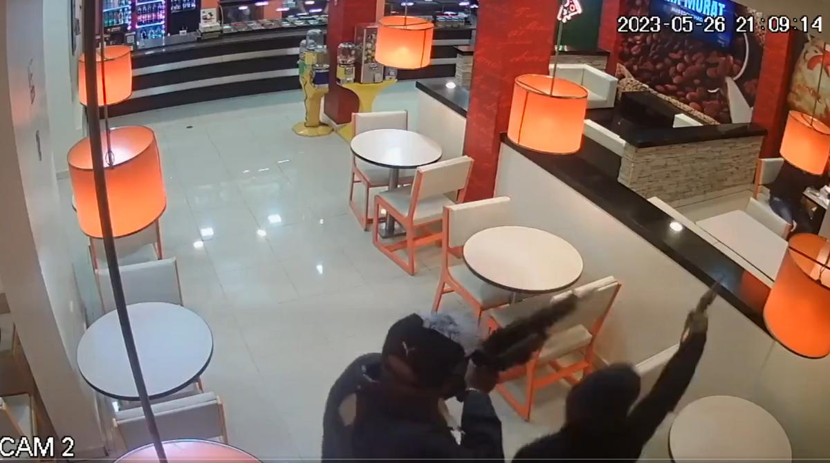Cuatro hombres y una mujer amedrentaron a los clientes y trabajadores de la pizzería. Foto: Cámaras de vigilancia