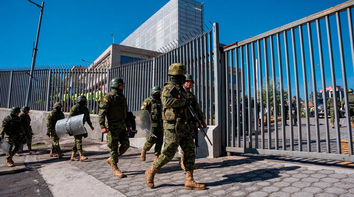 La Asamblea Nacional estuvo con resguardo militar tras el anuncio de muerte cruzada. Foto: Carlos Noriega / EL COMERCIO