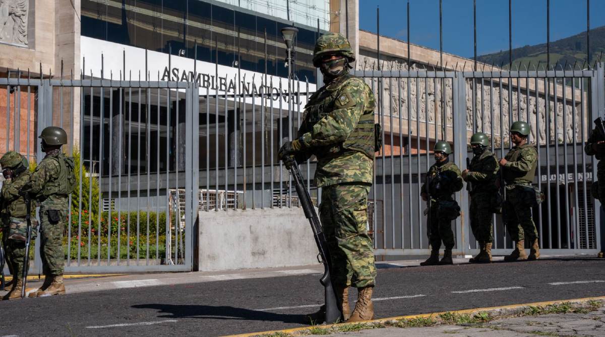 La Asamblea Nacional estuvo con resguardo militar tras el anuncio de muerte cruzada. Foto: Carlos Noriega / EL COMERCIO