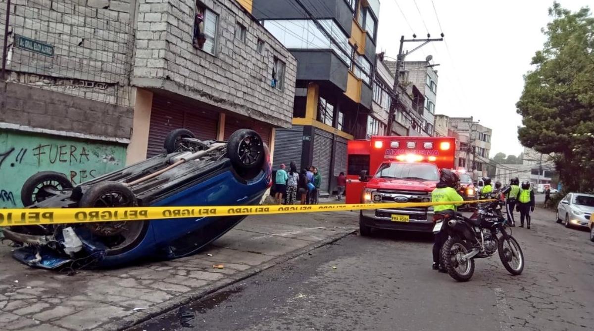 El siniestro se produjo en la avenida Eloy Alfaro, sobre las calles Juncos y Eucaliptos, norte de Quito. Foto: Cuerpo de Bomberos de Quito