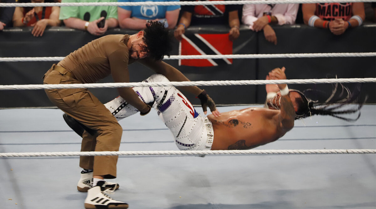 El cantante Bad Bunny (i) se presentó en una pelea de la WWE Backlash 2023 contra su compatriota Damian Priest, en el Coliseo José Miguel Agrelot, en San Juan (Puerto Rico). EFE