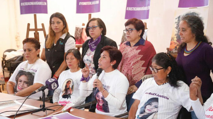 Elizabeth Otavalo, madre de María Belén Bernal, y representantes de organizaciones de defensa de mujeres anunciaron el plantón durante el juicio del femicidio de la abogada. Foto: Patricio Terán/ EL COMERCIO