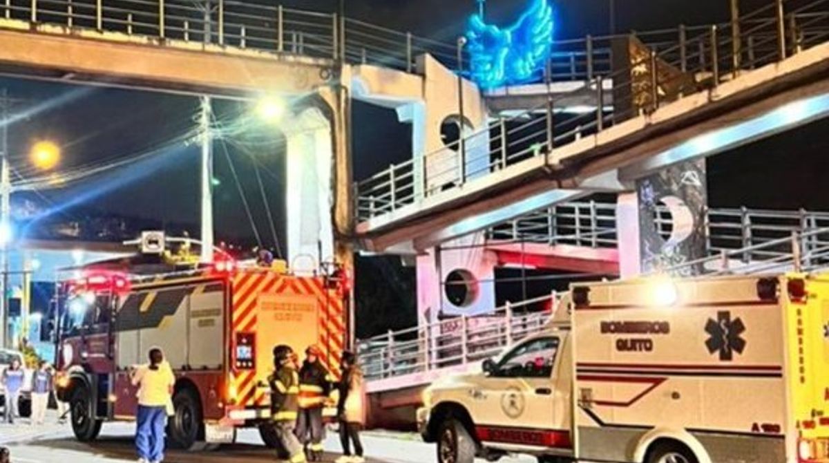 Dos personas murieron en el siniestro vial en el puente de Tambillo. Foto: Bomberos Quito