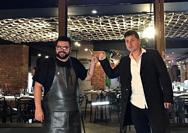 El chef Luis Maldonado (i) y Hugo Lanas, su socio, en la inauguración de Bruto, un restaurante con capacidad para 70 comensales. Foto: El Señor del Sombrero