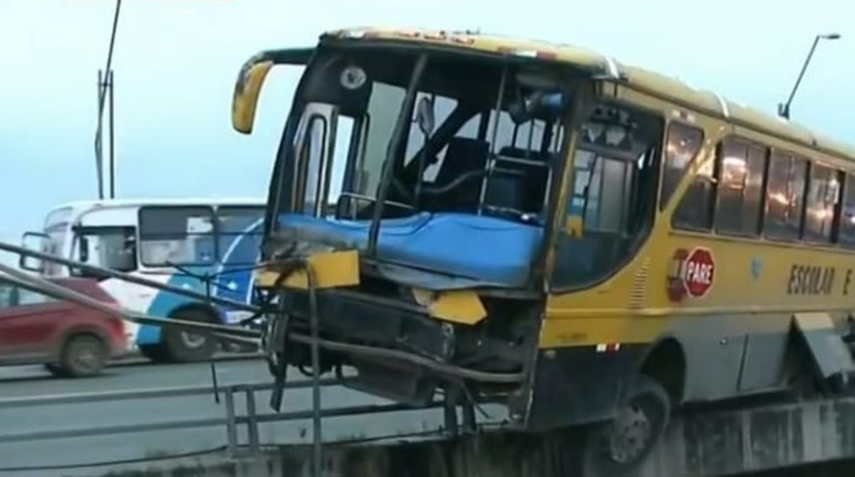 Un bus de transporte escolar colisionó contra las barandas del puente de la Unidad Nacional, señaló la Comisión de Tránsito del Ecuador. Foto captura de pantalla