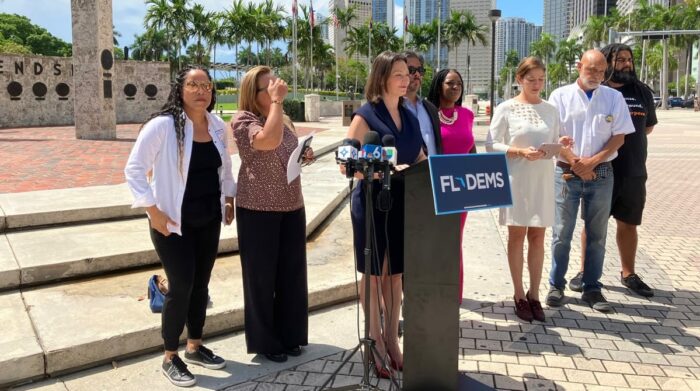 La presidenta del Partido Demócrata de Florida, Nikki Fried, habla durante una rueda de prensa frente al monumento "La antorcha de la amistad", en Miami, Florida (EE.UU). Foto: EFE