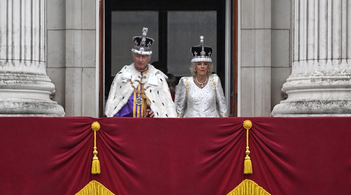 Los reyes de Inglaterra desde el balcón del Palacio. Foto: EFE