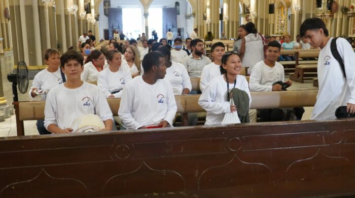 Los jóvenes llevan un manifiesto para entregar al presidente Guillermo Lasso. Foto: Arquidiócesis de Guayaquil